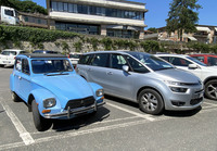 「ディアーヌ」(写真左)と2代目「C4ピカソ」(同右)。2021年6月、シエナ県で。