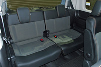 中央で2分割される新型「フリード クロスター」の3列目シート。従来型比で左右それぞれ1.3kg軽量化された。3列目シートエリアの室内幅が65mm拡大しているのもトピックだ。