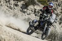 ダート路を後輪を滑らせながら駆ける「テネレ700」。同車にはオプションで、作動をオフにできる解除機能付きABSも用意されている。