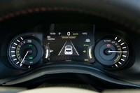 メーターパネルはタコメーターとパワーメーターというユニークな組み合わせの2眼式。スピードメーターは中央のディスプレイ上部に表示される。