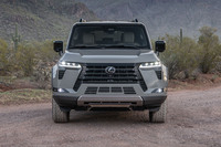 スクエアな骨っぽいスタイリングが新型の特徴だ。レクサスとしてはグリルのサイズや主張が控えめ。