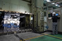 今回公開された、CFRP部品成型の作業風景。成型に要する時間は車両の量産に対応できる速さにまで短縮された。