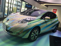 こちらは、NISSAN CROSSINGのためのオリジナル展示車両。彫刻家・名和晃平(なわ こうへい)氏とのコラボレーションによる「日産リーフ」。