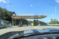 伊豆スカイラインの終点、天城高原の料金所。読者諸兄姉におかれては、石川さゆりが「あなたと越えたい」と歌った天城峠をひとりで越えたあたりに男気を感じてほしい。