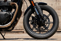 タイヤサイズは前が100/90R18、後ろが150/70R17。純正タイヤは、ミシュランがクラシックモデルやスタンダードなネイキッドモデル向けに開発した「ロードクラシック」で、高い操縦安定性とウエットグリップ性能を備えている。