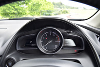 ドライバーの正面にはタコメーターが置かれる。レッドゾーンは6800rpmから。