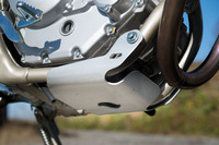 トレイルライディングを想定した「シェルパ/シェルパS」には、アルミ製のスキッドプレートが装備される。