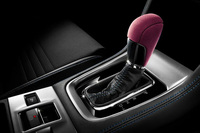 滑らかでしっとりとした手触りと、優れたグリップ力がうたわれるスエード調人工皮革「ウルトラスエード」のシフトノブ(写真のカラーはバーガンディ)。