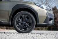 タイヤサイズは225/60R18。冬季の取材だったこともあり、試乗車には横浜ゴムのスタッドレスタイヤが装着されていた。