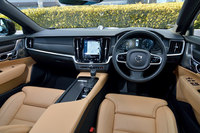 温かみを感じさせる色調のインテリアが冬にはうれしい。テスト車には、ドアのインナーパネルやインパネ上部などの全19スピーカーで構成される「Bowers & Wilkinsプレミアムサウンド・オーディオシステム」が装着されていた。