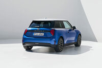 「MINI」の全幅、全高、ホイールベースはわずかに大きくなったが、全長は3.86mとコンパクトなままだ。