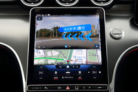 日本で販売されるDセグメント車としては、これが初採用となる「MBUX ARナビゲーション」。自車前方の映像とガイド表示を組み合わせることで、より直感的にルートを理解できるというものだ。