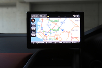 試乗車には、オプションの「スカイサウンド インターナビ」(21万3840円)が装着されていた。画面のサイズは7インチ。