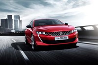 新型「508」は、足まわりに電子制御エアサスペンションを採用。しなやかな乗り心地を実現したという。(写真=プジョー・シトロエン・ジャポン)