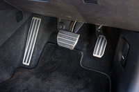 アルミペダルは「P」「Pエグゼクティブパッケージ」に標準装備。これまでは黒いペダルとカーペットむき出しのフットレストだった。