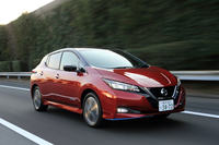 大容量バッテリーの採用により、「e+」は80km/hから100km/hへの加速時間を標準車から約15%短縮。最高速度も約10%向上している。