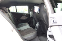 空間的なゆとりが自慢の後席。40:20:40の分割可倒式となっている。