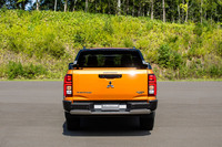 耐久性と信頼性を極限まで磨いた独自開発のラダーフレームに大型ボディーと高出力ディーゼルエンジンを搭載。バンパーコーナー上面はフレームで補強され、ステップとしても活用できるようになっている。