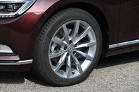 「TSIハイライン」の10スポーク18インチアルミホイール。テスト車には、235/45R18サイズの「コンチネンタル・コンチスポーツコンタクト5」が組み合わされていた。