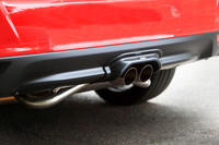 2018年5月に発売された「パフォーマンスマフラー&ガーニッシュキット」。標準仕様のマフラーに対し、通気抵抗を29%低減させている。