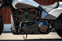 2017年モデルのツーリングファミリーから導入が開始された、ハーレーの新世代エンジン「ミルウォーキーエイト」。形式は空冷V型2気筒OHVで、シリンダーひとつにつき4本のバルブを採用。「107」(1745cc)と「114」(1868cc)の2種類の排気量があるが「FXDR」には後者のみが設定される。