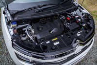 パワートレインは最高出力177PS、最大トルク400N・mの2リッター直4ディーゼルターボエンジンと8段ATの組み合わせとなる。駆動方式はFFのみ。