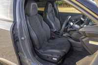 斜めに走るステッチが新鮮なシート表皮はアルカンターラとテップレザーの組み合わせ。運転席には電動調整機能が備わっている。