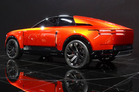 ほった「そういえばこのクルマ、スライドドアなのに前にも後ろにもスライドレールがないんですよね」
清水「ヒンジだけであのドアを支えるとなると、それは大変だろうねぇ」