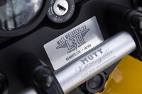 トップブリッジに貼られた専用ステッカー。今回のモデルはカスタムビルダーのベニー・トーマス氏が手がけた日本限定モデルの第1弾にあたり、今後もさまざまなスペシャルモデルを計画しているという。