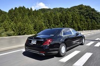 高速道路を行く「マイバッハS560 4MATIC」。0-100km/h加速は4.9秒(欧州仕様値)と公表されている。