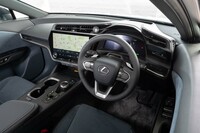 「bZ4X」や「ソルテラ」とは異なり、ステアリングホイールの間からメーターを見る一般的なコックピットを採用している。