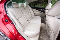 3人掛けとなるハイブリッド車の後席背もたれは固定式。