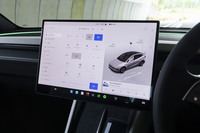 インフォテインメントシステムはもちろん、車載機器の操作などもほぼすべてがタッチスクリーンに統合されている。空調はもちろんミラーの角度やステアリング位置などの調整、グローブボックスの開閉などもここで行う。