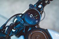 メーターの機能とインフォテインメント関連の機能を集約した、4インチの丸型LCDディスプレイ。Bluetooth通信機能付きで、携帯端末を接続できる。