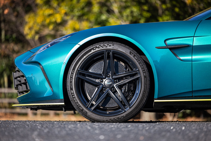 今回の試乗車はオプションの「21インチ5スポークフォージドサテンブラック315」ホイールに、フロントが275/35ZR21、リアが325/30ZR21サイズの「ミシュラン・パイロットスポーツS 5」タイヤを組み合わせていた。