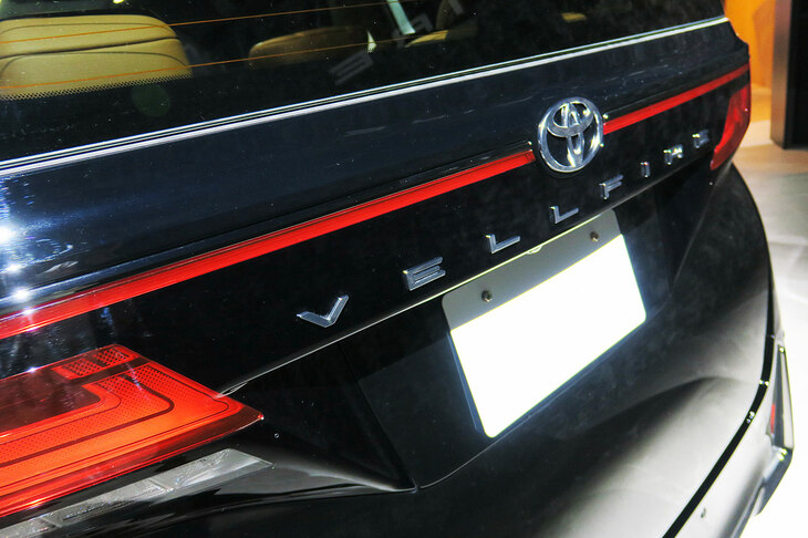 トヨタ・ヴェルファイアZプレミア(「VELLFIRE」ロゴ)