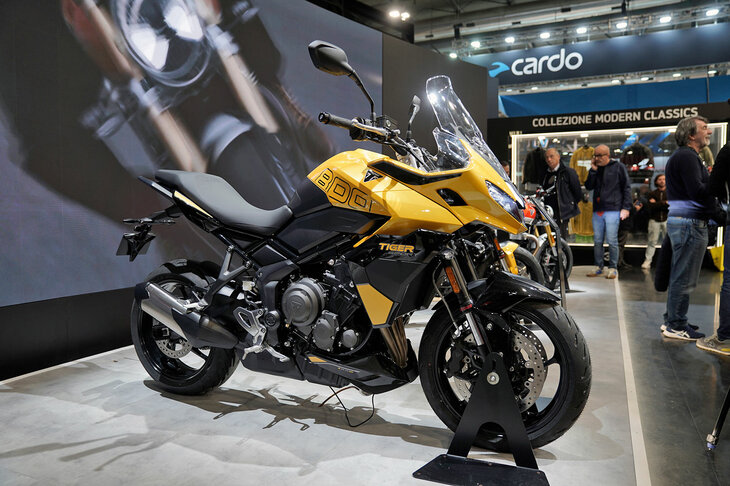 トライアンフはスポーツツーリングモデルの新型車「タイガースポーツ800」も出展。新開発の798cc並列3気筒エンジンを搭載している。トライアンフでは、“タイガー”の名前は伝統的にオフロードモデルやアドベンチャーモデルに採用されており、現行ラインナップでもオフロード走行を強く意識したタイガーシリーズが存在している。いっぽう、このタイガースポーツは、アップライトなポジションとモダンな外装&テクノロジーを採用しながら、走行フィールドをオンロードに限定したスポーツツアラーに属する。先に排気量660ccの並列3気筒エンジンを搭載した「タイガースポーツ660」も発表しており、新たなファミリーが形成されたことになる。