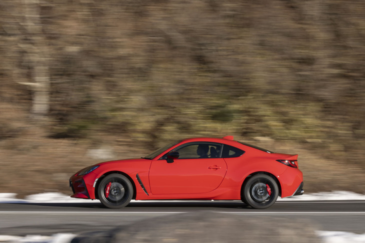 【トヨタGR86 RZ】
	ボディーサイズ:全長×全幅×全高=4265×1775×1310mm/ホイールベース:2575mm/車重:1280kg/駆動方式:FR/エンジン:2.4リッター水平対向4 DOHC 16バルブ/トランスミッション:6段MT/最高出力:235PS(173kW)/7000rpm/最大トルク:250N・m(25.5kgf・m)/3700rpm/タイヤ:(前)215/40R18 85Y/(後)215/40R18 85Y(ミシュラン・パイロットスポーツ4)/燃費:11.9km/リッター/価格:347万6000円
	
	【取材時の燃費データ】
	テスト距離:285.6km(市街地2:高速道路6:山岳路2)/使用燃料:--リッター(ハイオクガソリン)/参考燃費:8.5km/リッター(車載燃費計計測値)