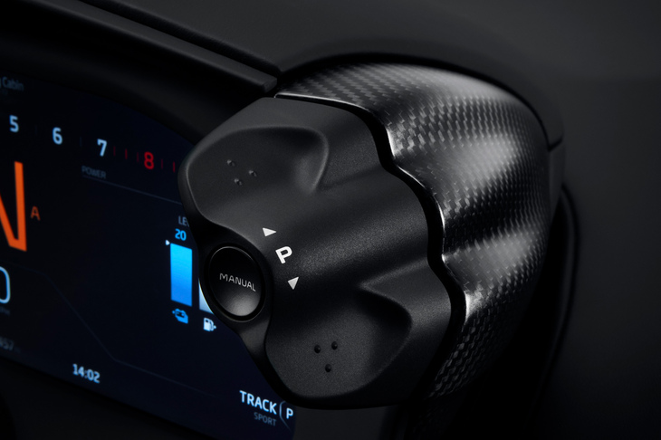 走行モードは、コーナリング特性とパワートレイン制御を個別に調整するタイプで、前者には「コンフォート」「スポーツ」「トラック」の3種類、後者には「Eモード」「コンフォート」「スポーツ」「トラック」の4種類の制御を用意。切り替えは、ともにメーターパネルのサテライトスイッチで行う。