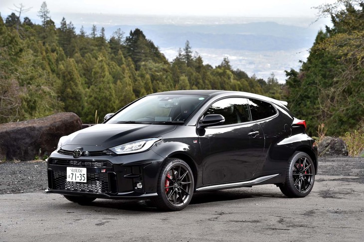 【トヨタGRヤリスRZ“ハイパフォーマンス”のスペック】
	ボディーサイズ:全長×全幅×全高=3995×1805×1455mm/ホイールベース:2560mm/車重:1280kg/駆動方式:4WD/エンジン:1.6リッター直3 DOHC 12バルブ ターボ/トランスミッション:6段MT/最高出力:272PS(200kW)/6500rpm/最大トルク:370N・m(37.7kgf・m)/3000-4600rpm/タイヤ:(前)225/40ZR18 92Y XL/(後)225/40ZR18 92Y XL(ミシュラン・パイロットスポーツ4 S)/燃費:13.6km/リッター(WLTCモード)/価格:456万円
	
	【取材時の燃費データ】
	テスト距離:235.4km(市街地1:高速道路7:山岳路2)/使用燃料:25.4リッター(ハイオクガソリン)/参考燃費:9.3km/リッター(満タン法)/10.2km/リッター(車載燃費計計測値)