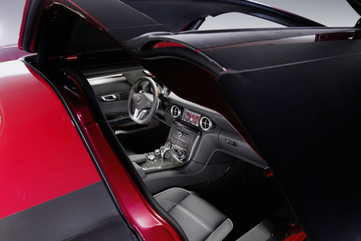 メルセデス・ベンツSLS AMG」の内装写真を公開 【ニュース】 - webCG