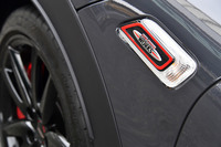 【MINIジョンクーパーワークス クラブマン】
ボディーサイズ:全長×全幅×全高=4275×1800×1470mm/ホイールベース:2670mm/車重:1600kg/駆動方式:4WD/エンジン:2リッター直4 DOHC 16バルブ ターボ/トランスミッション:8段AT/最高出力:306PS(225kW)/5000rpm/最大トルク:450N・m(45.9kgf・m)/1750-4500rpm/タイヤ:(前)225/40ZR18 92Y/(後)225/40ZR18 92Y(ミシュラン・パイロットスーパースポーツ)/燃費:13.7km/リッター(JC08モード)/12.1km/リッター(WLTCモード)/価格:571万円
【取材時の燃費データ】
テスト距離:233.6km(市街地2:高速道路6:山岳路2)/使用燃料:24.8リッター(ハイオクガソリン)/参考燃費:9.4km/リッター(満タン法)/9.3km/リッター(車載燃費計計測値)