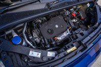 搭載されるパワーユニットは標準ボディー車と同一。最高出力130PS/3750rpm、最大トルク300N・m/1750rpmの1.5リッター直4ディーゼルターボエンジンに8段ATが組み合わされる。