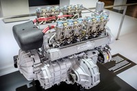 MRのレイアウトを採用した「ミウラ」だったが、大きなV型12気筒エンジンはキャビン後方に横向きに搭載された。写真では左奥が車体前方にあたる。