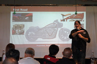 2024年7月に催された新型「スカウト」の日本発表会にて、同車のデザイン開発におけるプロセスを説明する、オラ・ステネガルド氏。