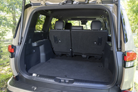 荷室の横幅は一番広いところで1286mm。奥行きは通常時が1122mm、後席をタンブルアップすると1494mmにまで広がる。