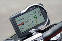 新しい「スクランブラー」は走りの進化に加え、よりモダンな装備の採用もトピック。ヘッドランプはLEDとなり、メーターには4.3インチのTFTカラー液晶スクリーンが採用された。