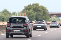 このようなブランドも、ということでインドの「マヒンドラKUV 100NXT」。同ブランドは地道にディーラーを構築中。その前を走るのは本格的にデリバリーが始まった「アルファ・ロメオ・ジュニア」。2025年6月。