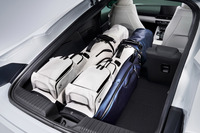 リアシートは2人掛けで、背もたれには60:40の分割可倒機構が備わる。その背もたれを前方に倒せば、9.5インチのゴルフバッグが2個積める。