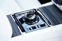 センターコンソールには、ダイヤル型のインフォテインメントシステムの操作スイッチが配される。